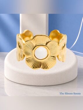 Ivory Bloom Ring Gold | 18k PVD Gold Plated